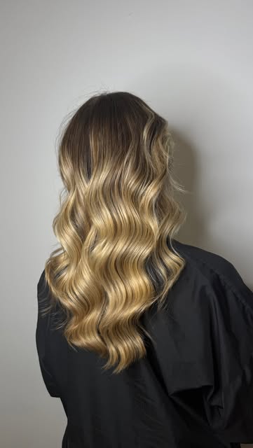 Melena rubia con ondas marcadas, de espaldas